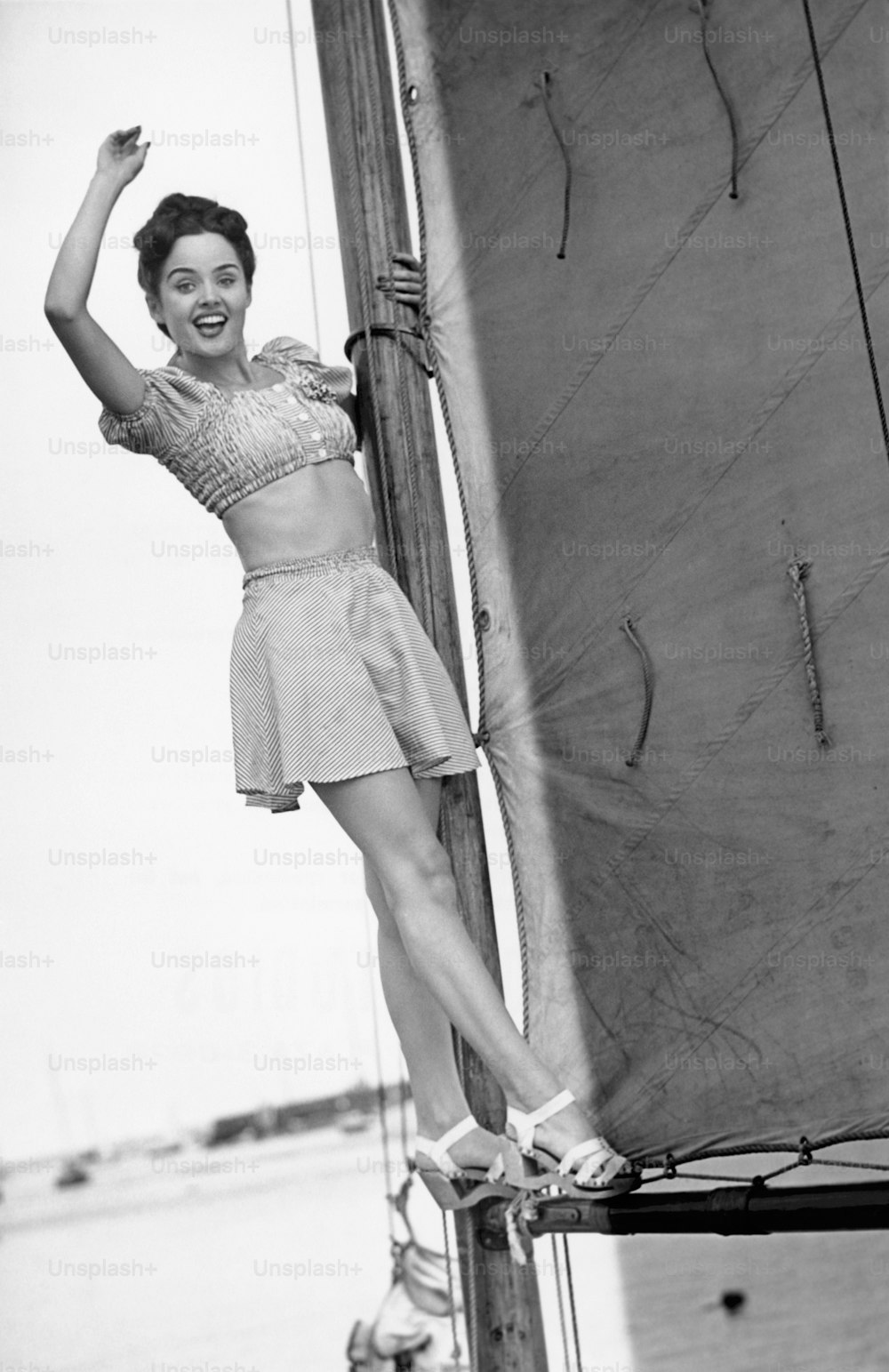 ETATS-UNIS - Vers les années 1950 : Jeune femme sur voilier.