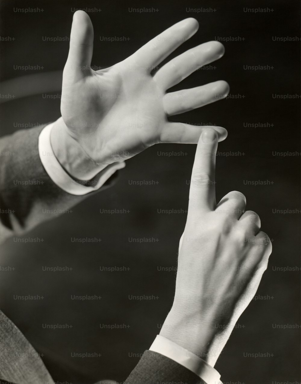 ÉTATS-UNIS - Circa 1950s : Homme d’affaires faisant un point avec les mains.