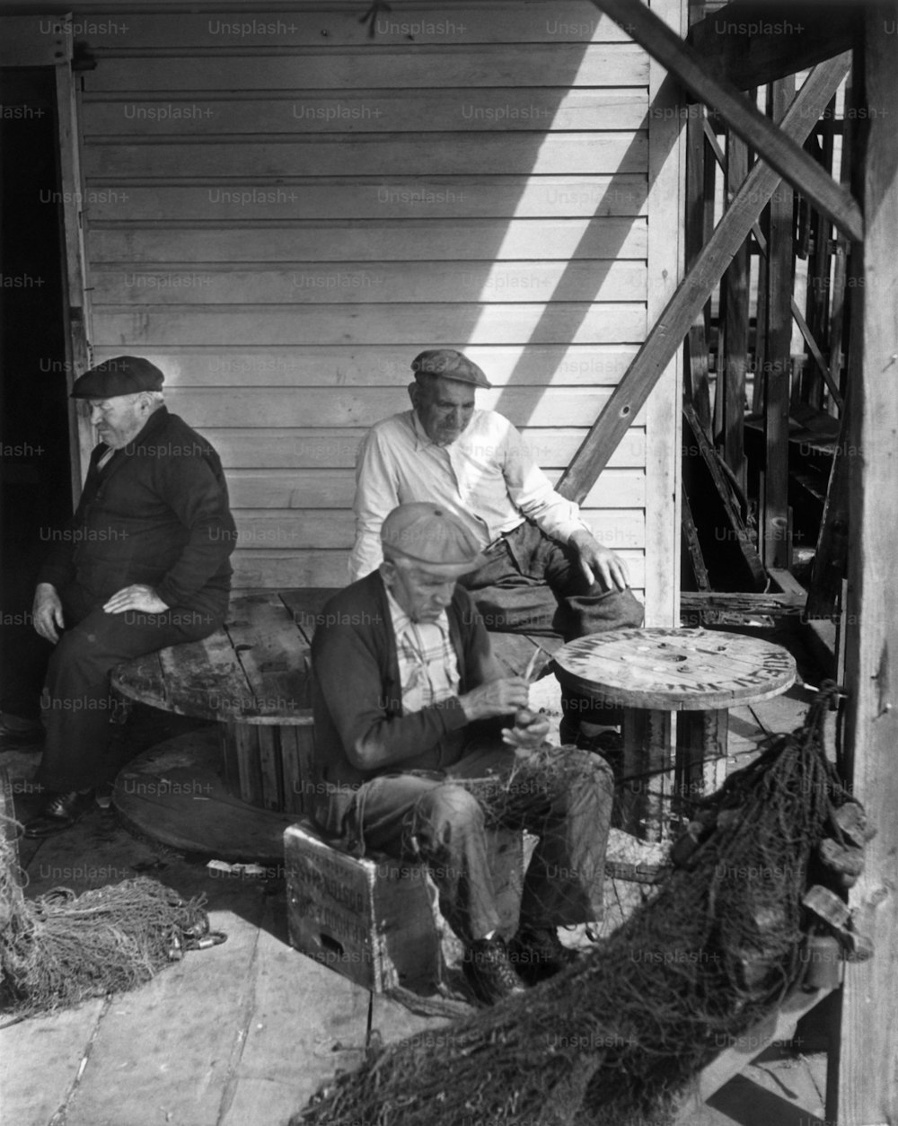 ESTADOS UNIDOS - POR VOLTA DE 1950: Homem trabalhando em redes de pesca.