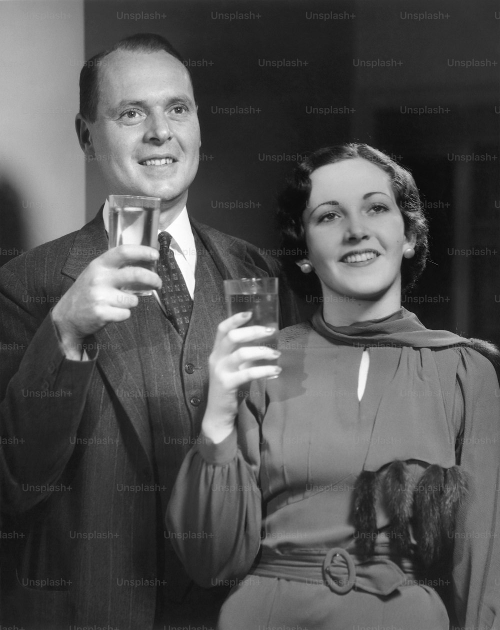 ESTADOS UNIDOS - POR VOLTA DE 1950: Retrato de casal com bebidas.