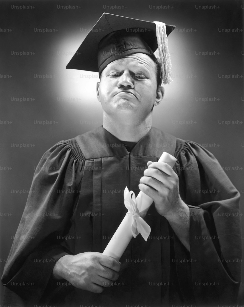 STATI UNITI - 1950 circa: Uomo in vestaglia che tiene il diploma.