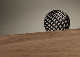 Un objeto de metal sentado encima de una mesa de madera