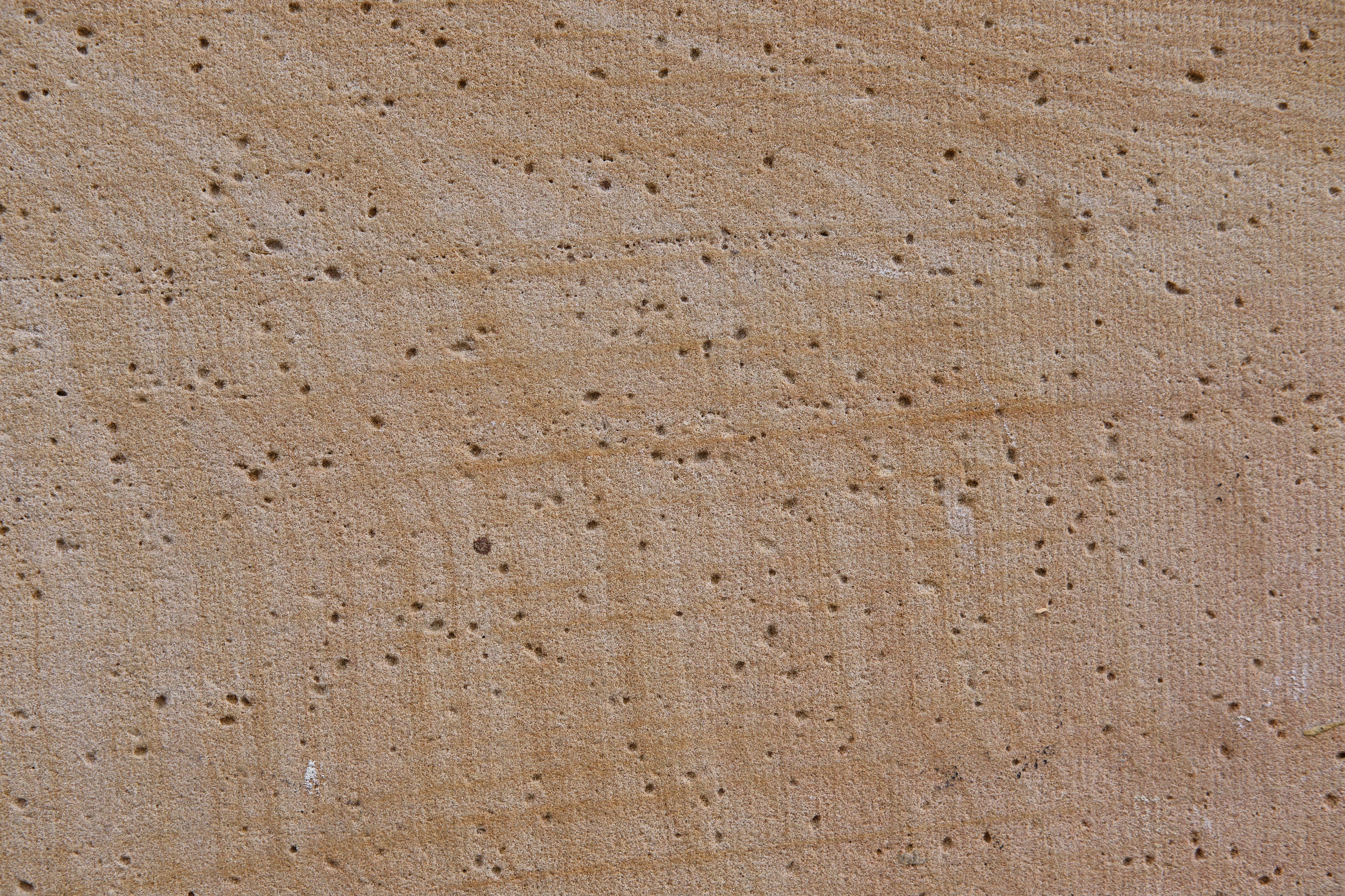 un gros plan d’un mur avec des trous