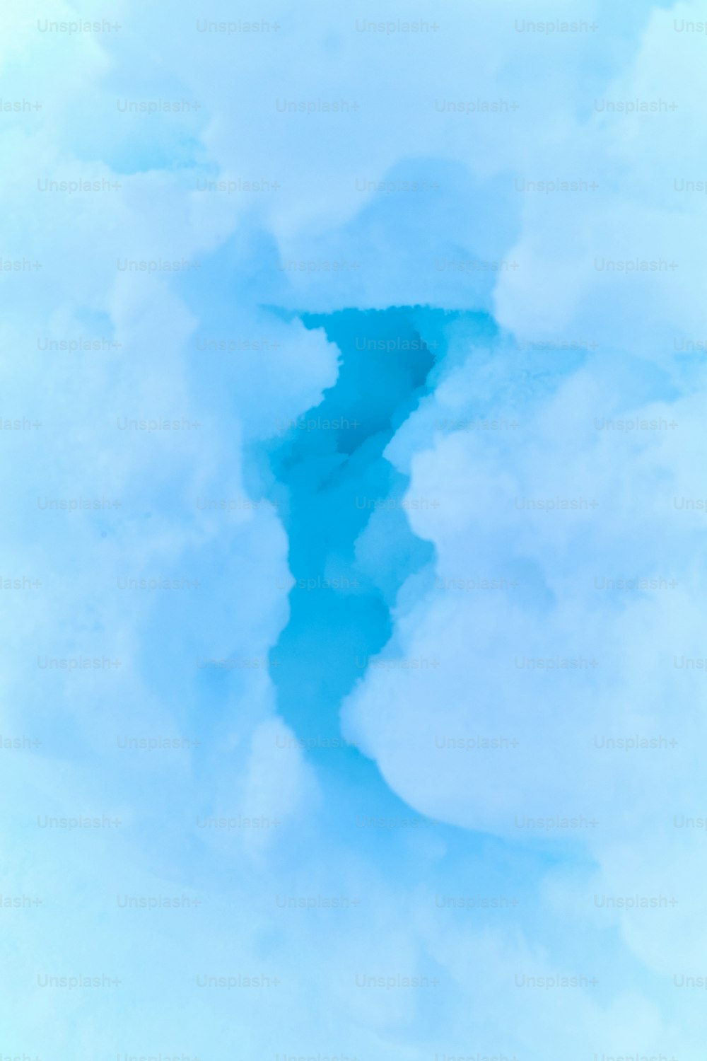 un getto d'acqua in mezzo a un cielo nuvoloso