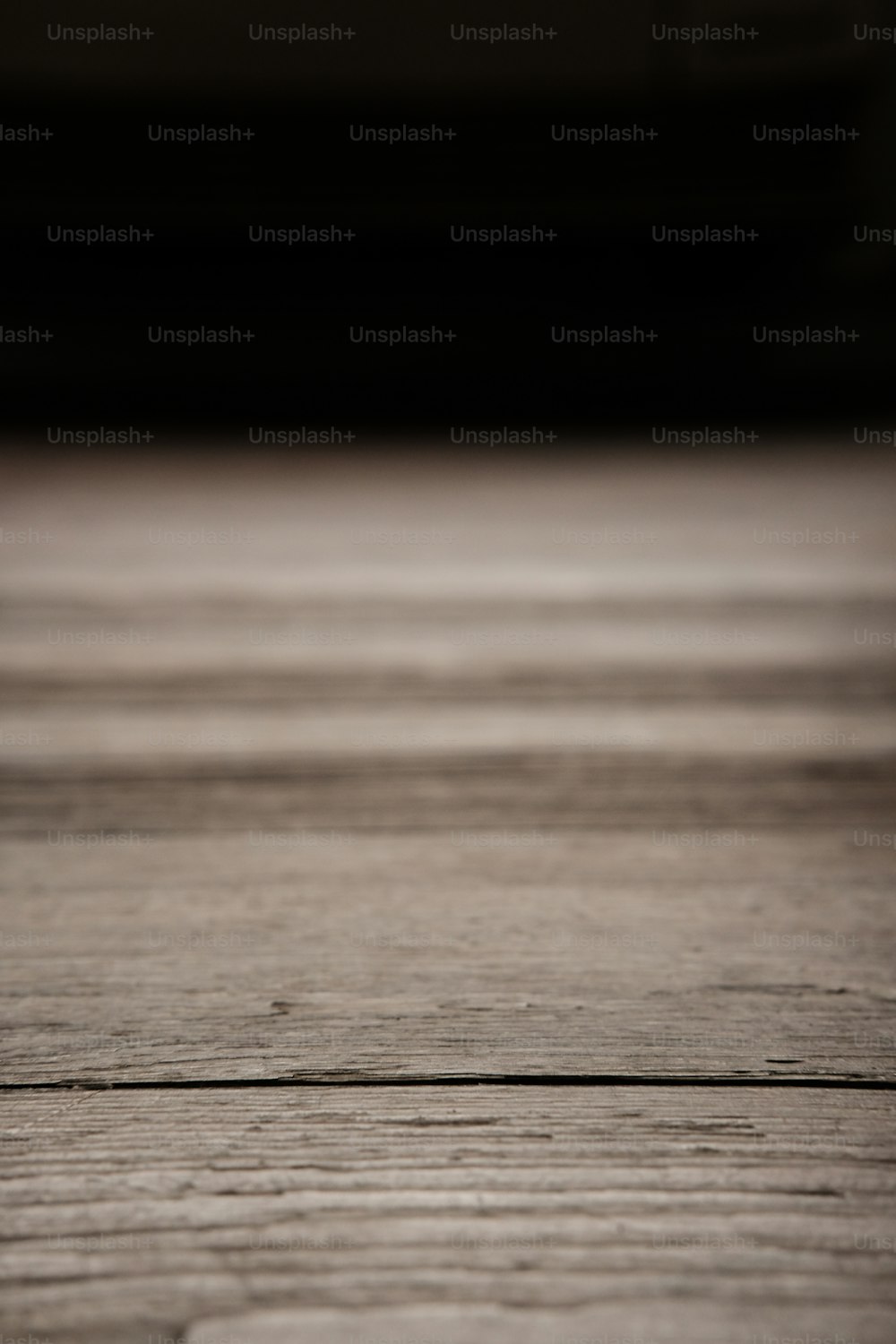une photo en noir et blanc d’un plancher en bois