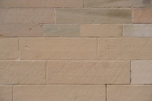 Un primer plano de una pared de ladrillo con un reloj
