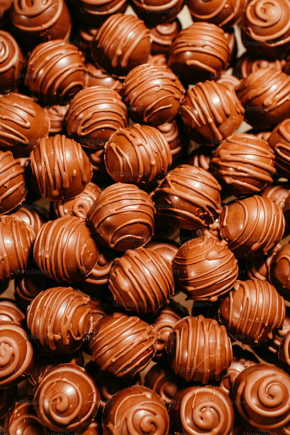 ein Haufen Schokoladenbonbons, die auf einem Tisch sitzen