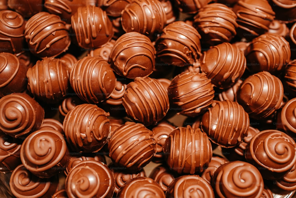 Un montón de caramelos de chocolate sentados encima de una mesa