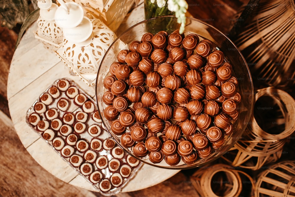 uma mesa coberta com uma tigela de chocolates