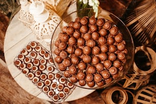 uma mesa coberta com uma tigela de chocolates