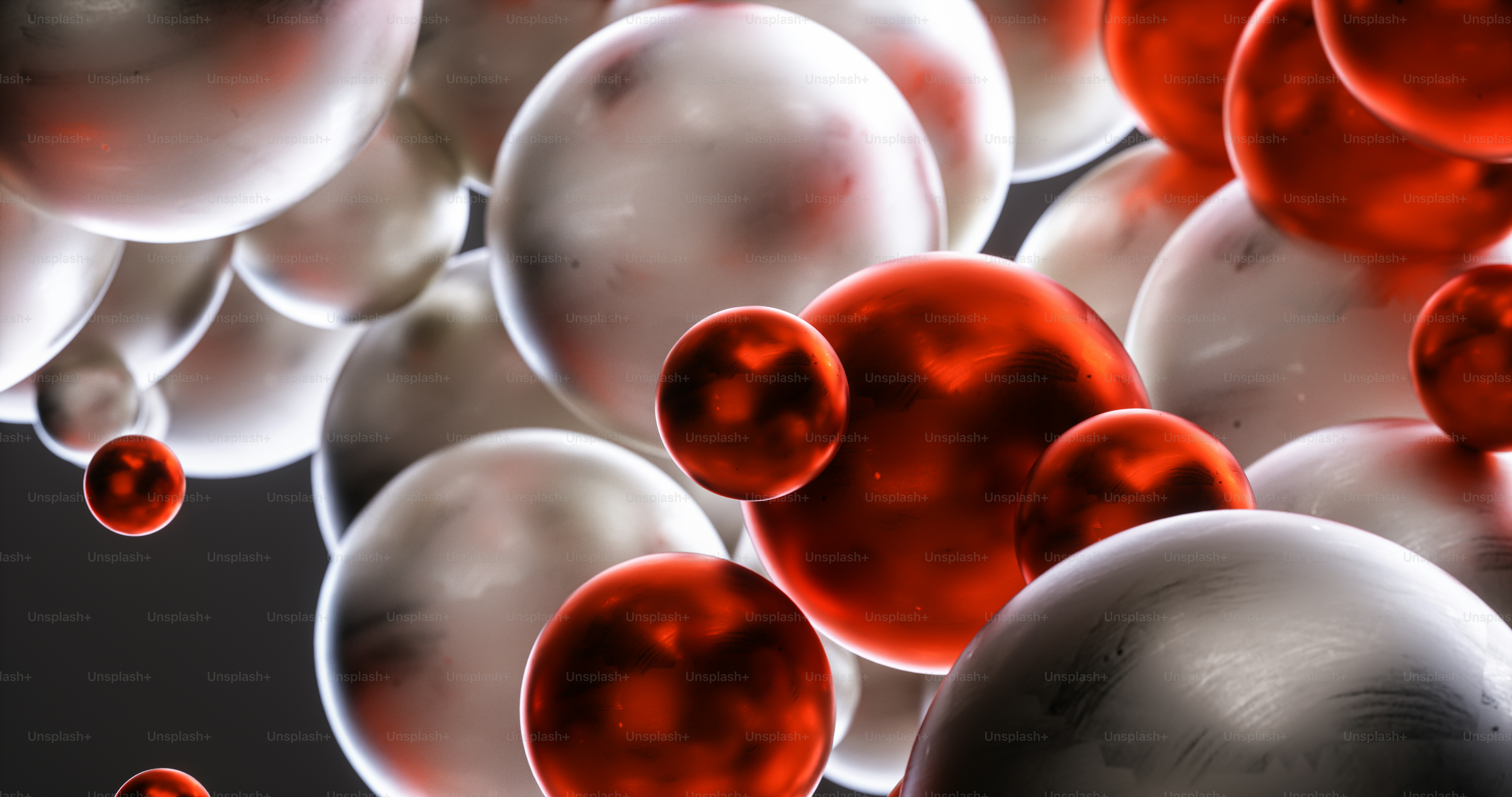 Ein Haufen roter und weißer Luftballons, die in der Luft schweben