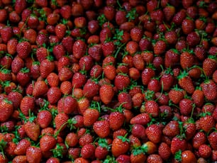 Una gran pila de fresas sentadas una encima de la otra