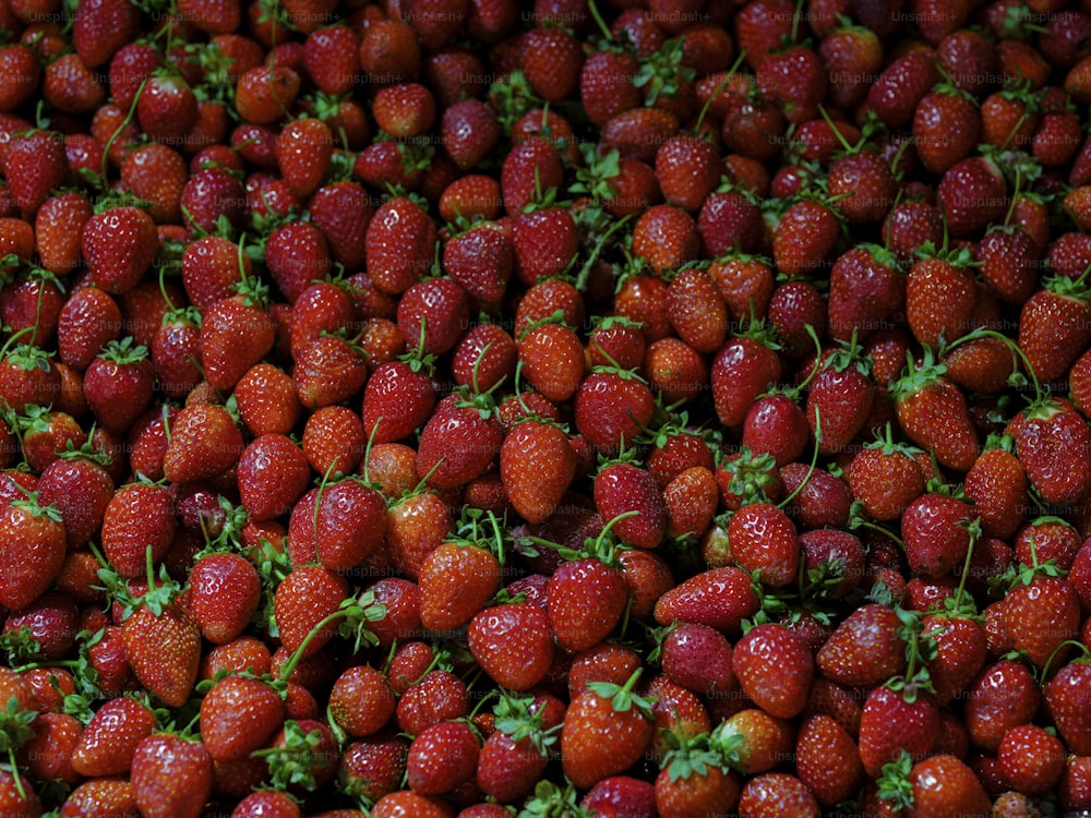 ein großer Haufen Erdbeeren, die übereinander sitzen