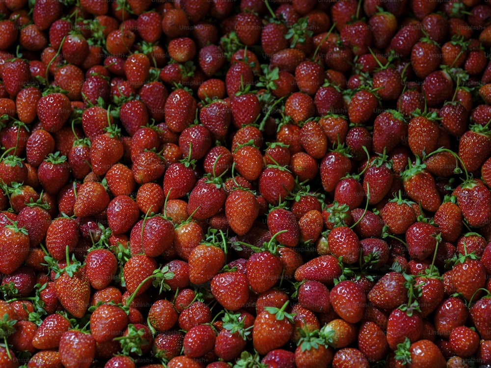 ein großer Haufen Erdbeeren, die übereinander sitzen