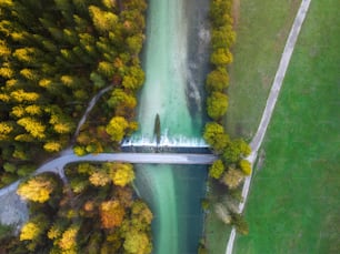 Vue aérienne d’un pont au-dessus d’une rivière