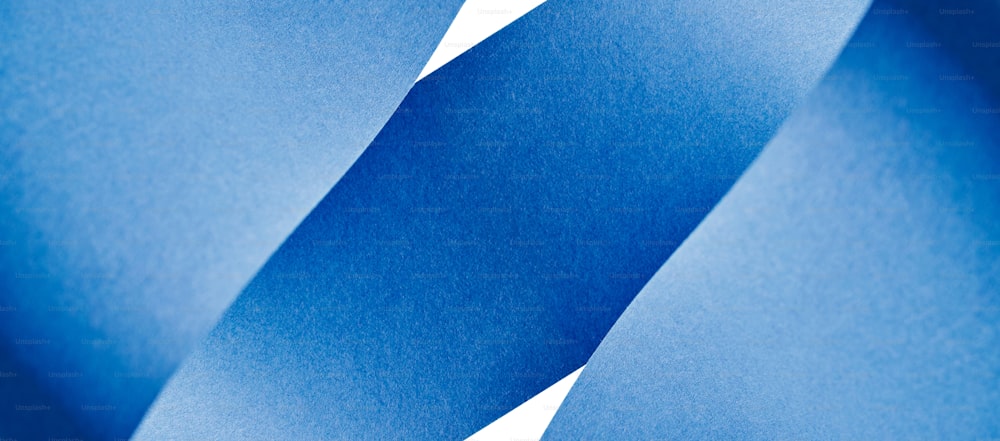 Eine Nahaufnahme von blauem Papier mit weißem Hintergrund