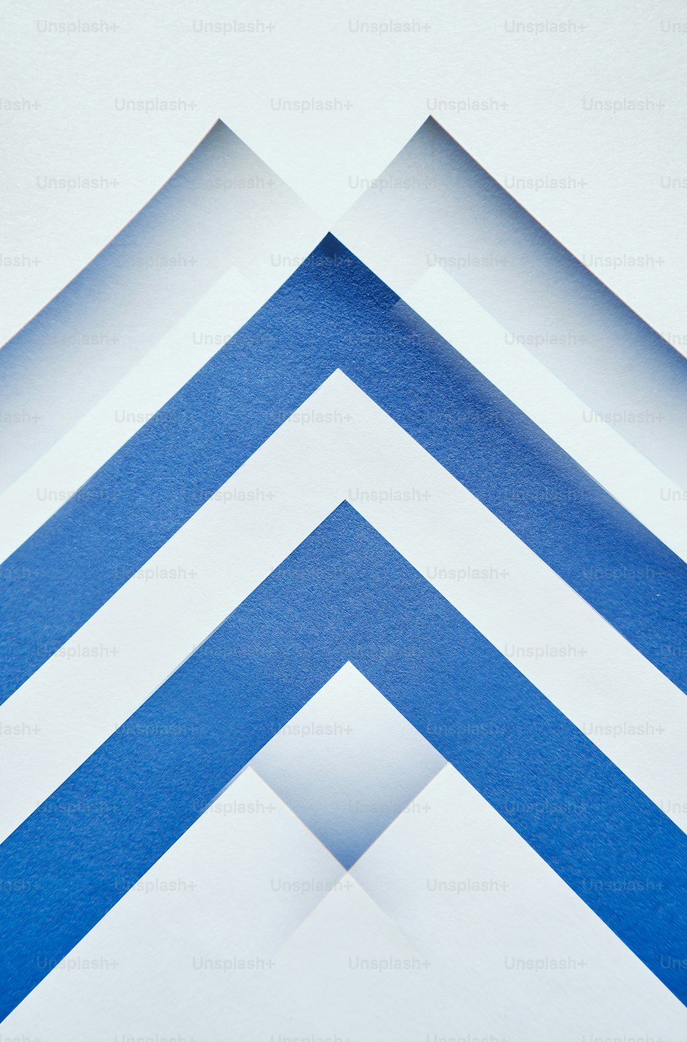 Eine Gruppe von blauen und weißen Linien auf einer weißen Fläche