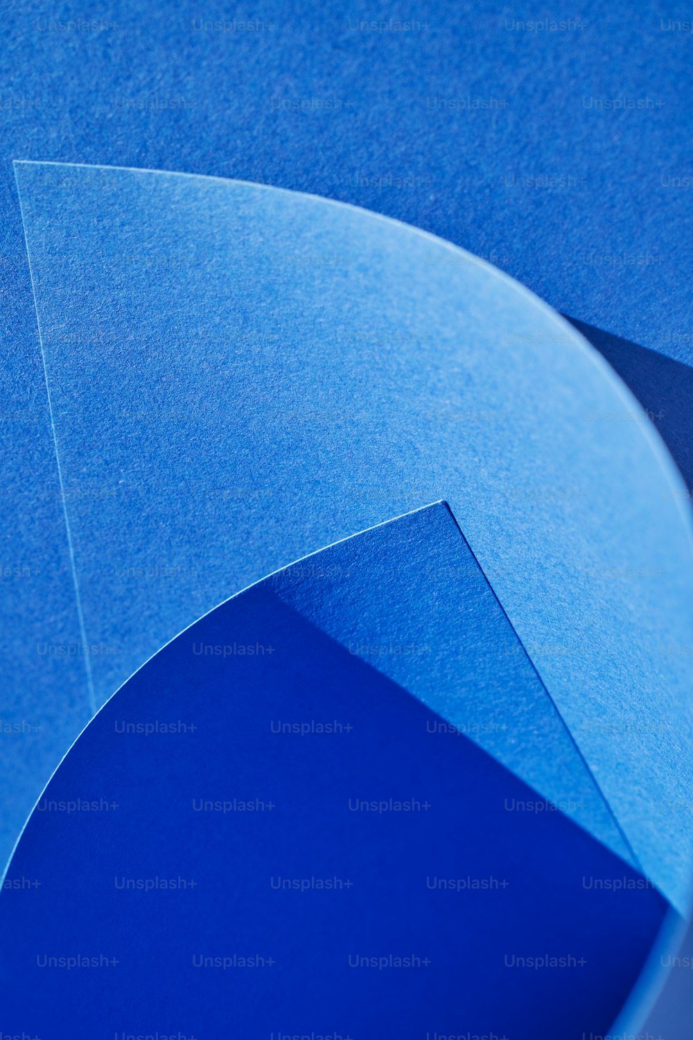 Eine Nahaufnahme eines gekrümmten blauen Blattes Papier