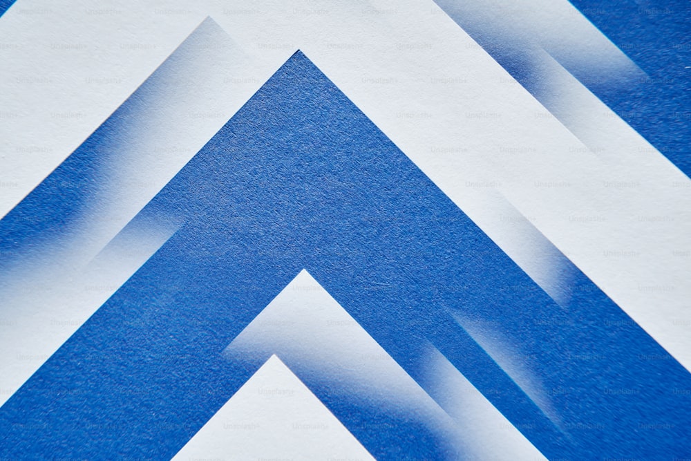 Une image d’un triangle bleu et blanc