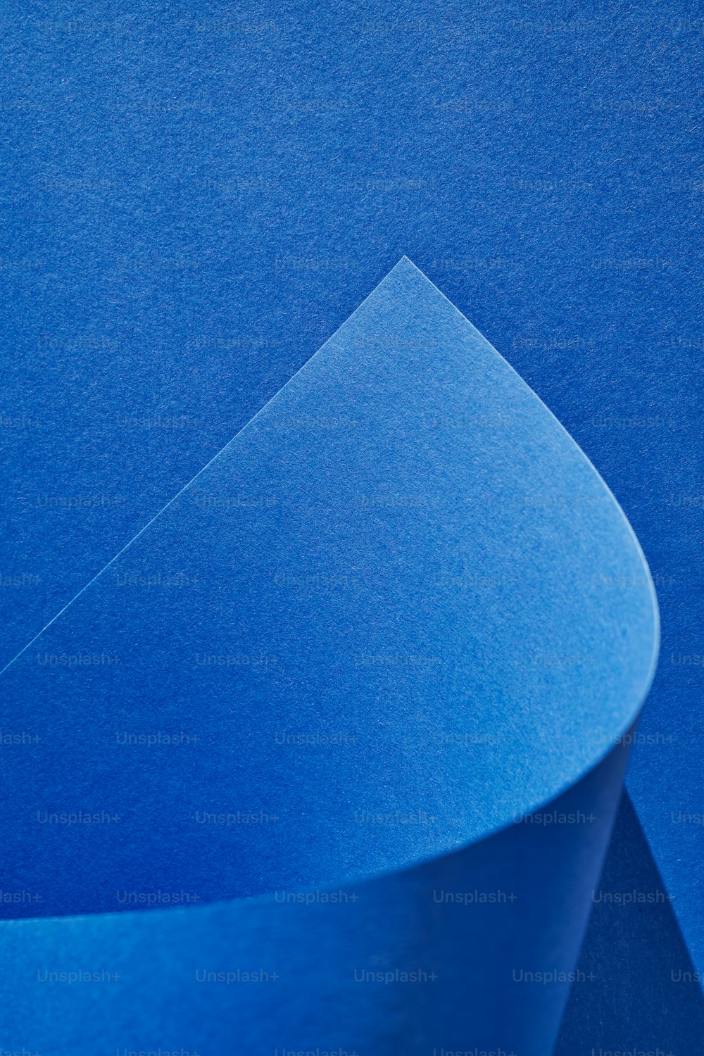 Un primer plano de una hoja de papel azul