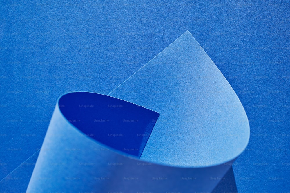 Un primo piano di un pezzo di carta blu