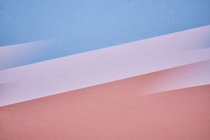 분홍색과 파란색 표면 위에 놓인 휴대폰