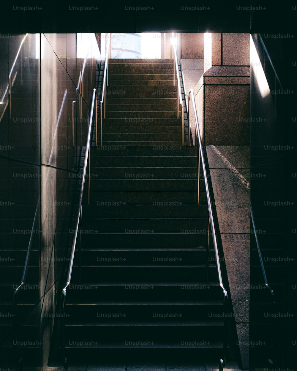 una serie di scale che portano a un edificio