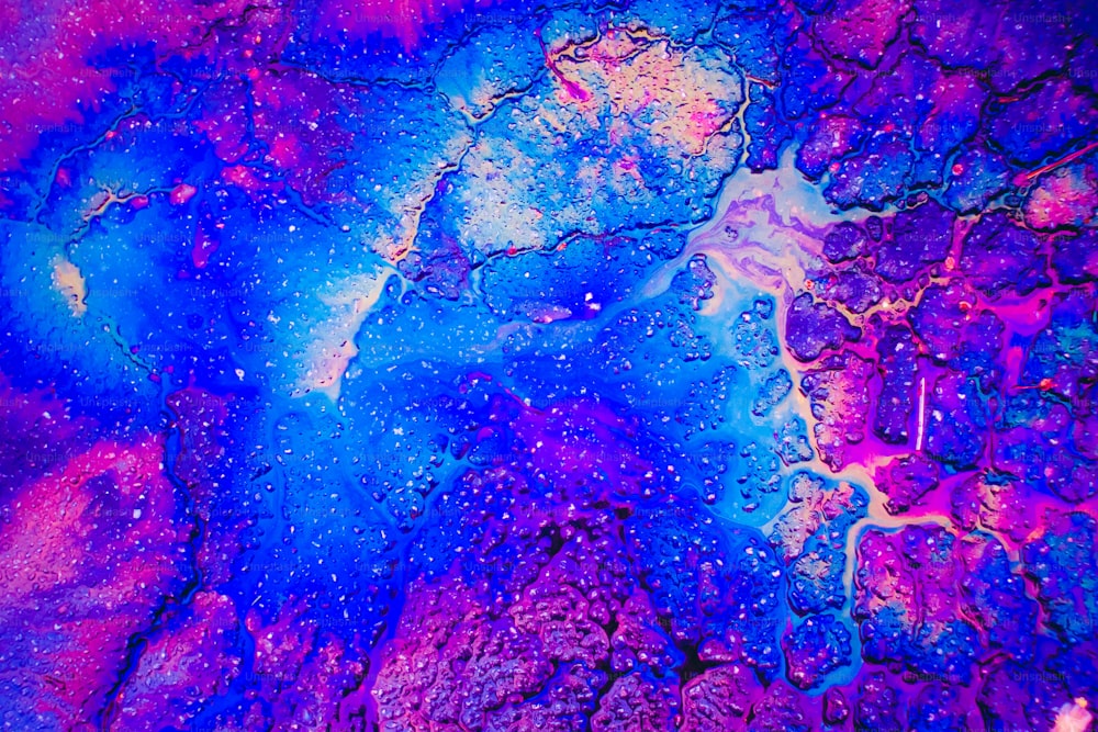 un primer plano de una sustancia púrpura y azul