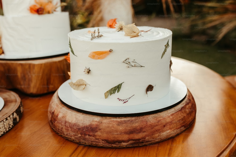 um close up de um bolo de casamento em uma mesa