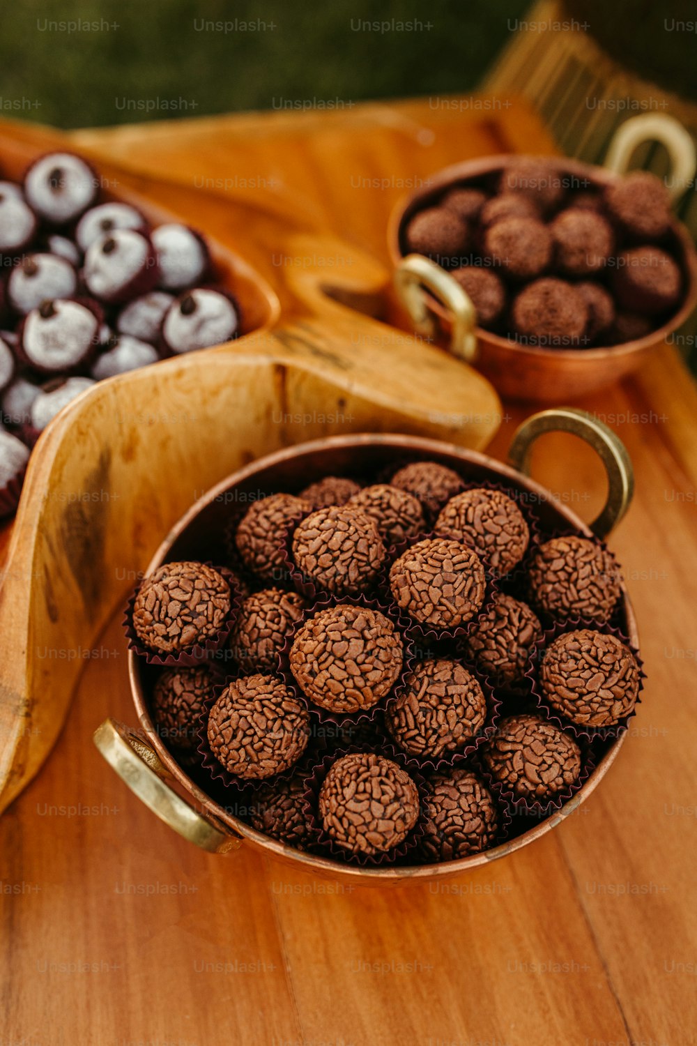 une table en bois surmontée de bols remplis de chocolats