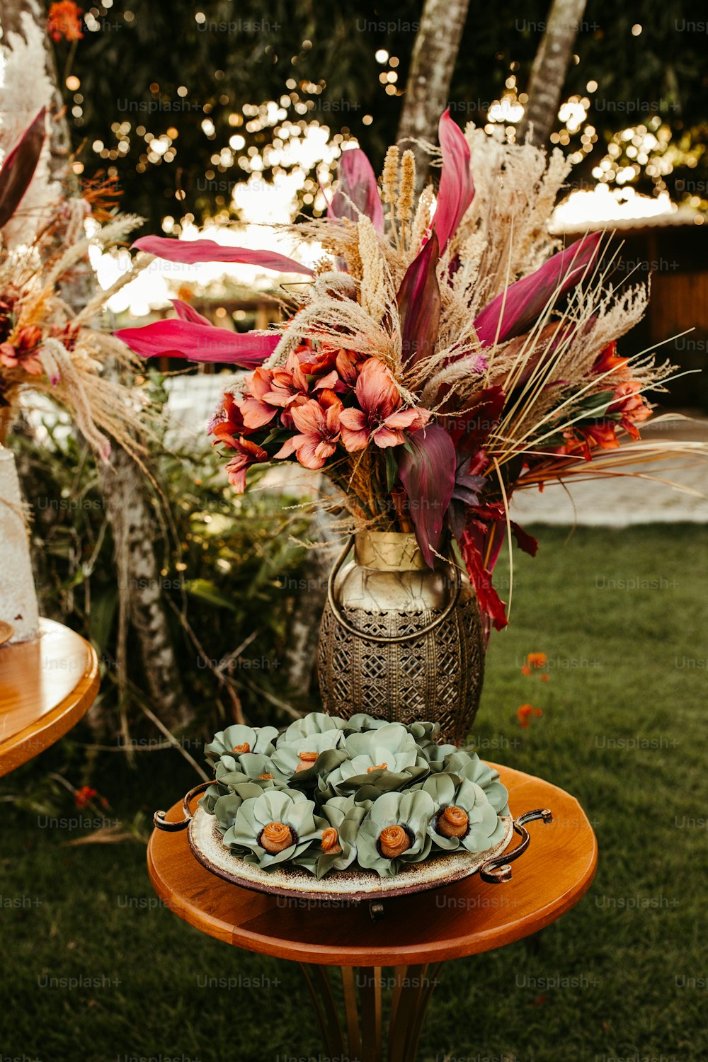 una mesa con un jarrón de flores encima