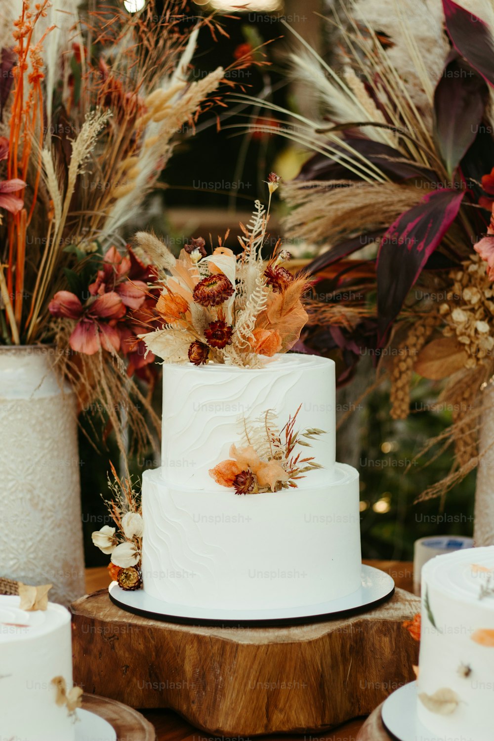 un gâteau de mariage blanc posé sur une table en bois