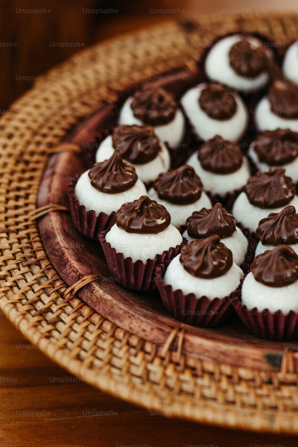흰색 설탕 프로스팅과 초콜릿 장식이 있는 컵케이크 한 접시