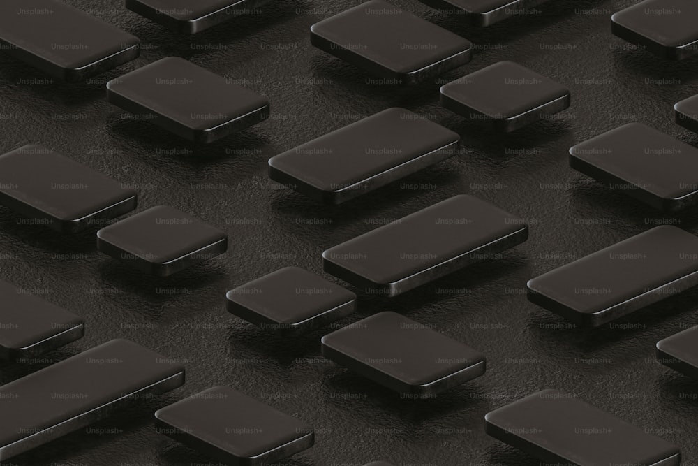 Un gruppo di oggetti quadrati neri su una superficie nera