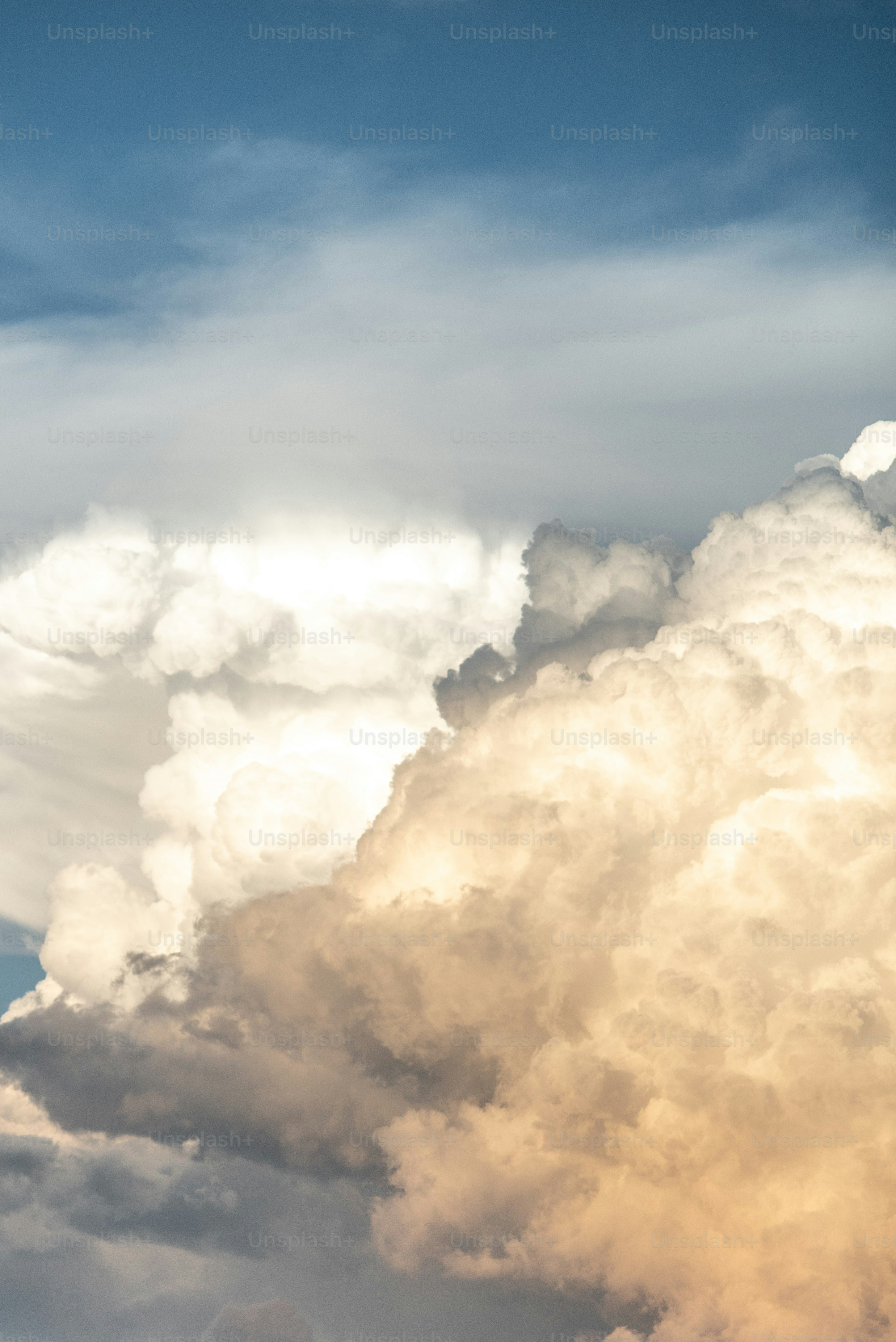 雲の多い空を飛ぶ飛行機