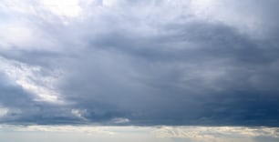 un grand plan d’eau sous un ciel nuageux