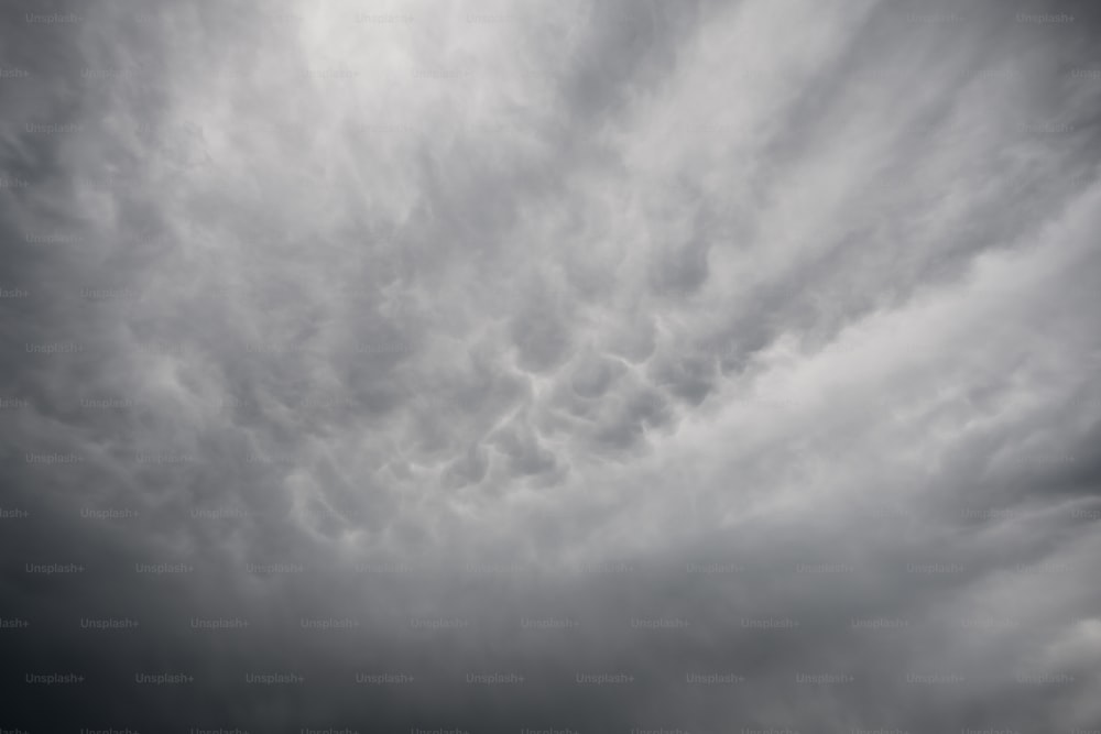 Una foto in bianco e nero di un cielo nuvoloso