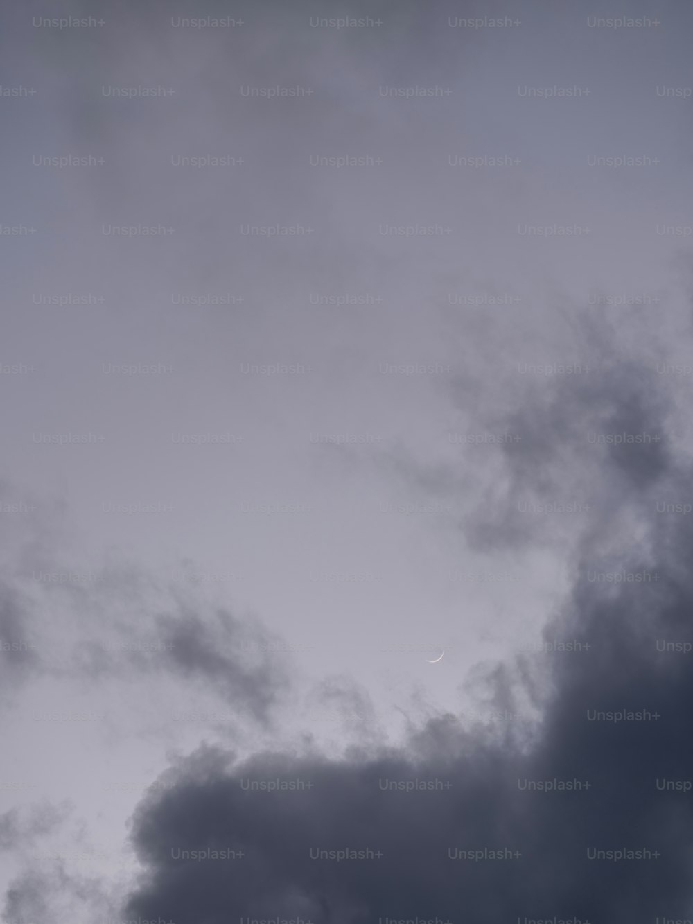 um avião voando através de um céu nublado em um dia nublado