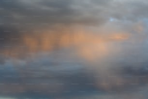 Un avion volant dans un ciel nuageux par une journée ensoleillée