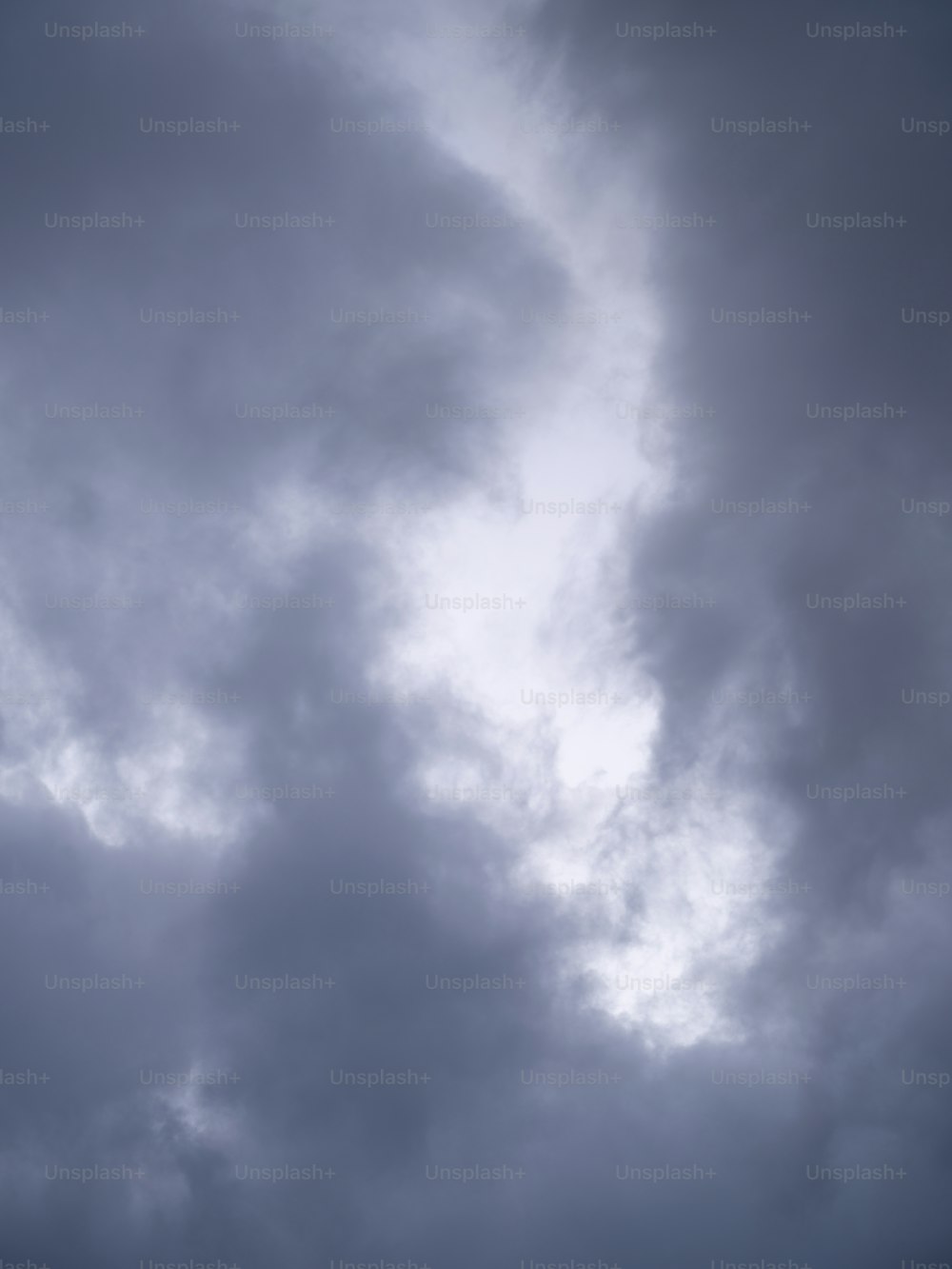 um avião voando em um céu nublado em um dia nublado