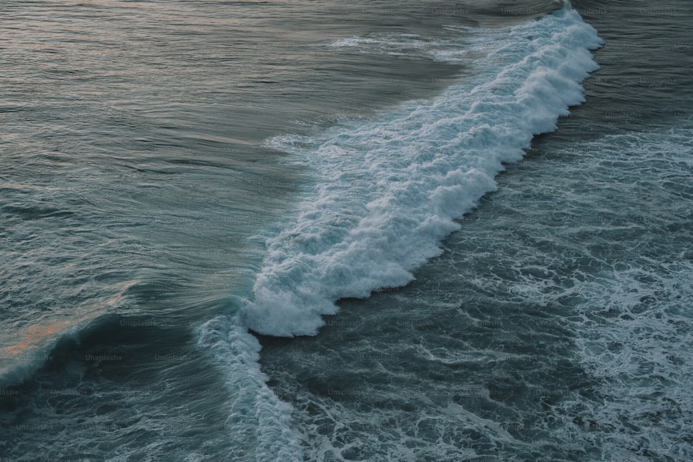 Una ola está llegando a la orilla del océano