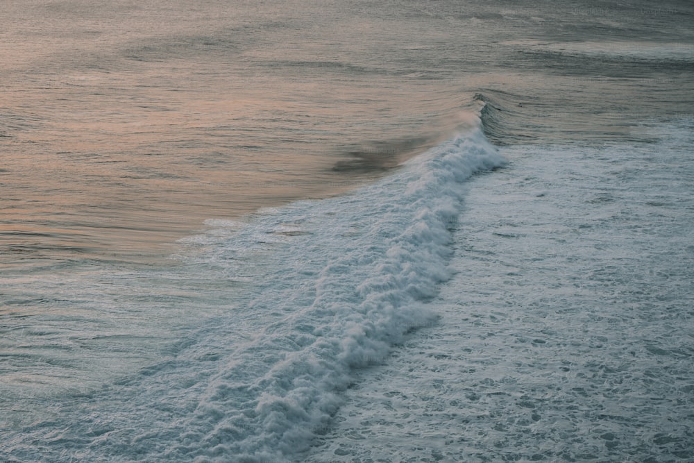 ビーチの岸に押し寄せる波