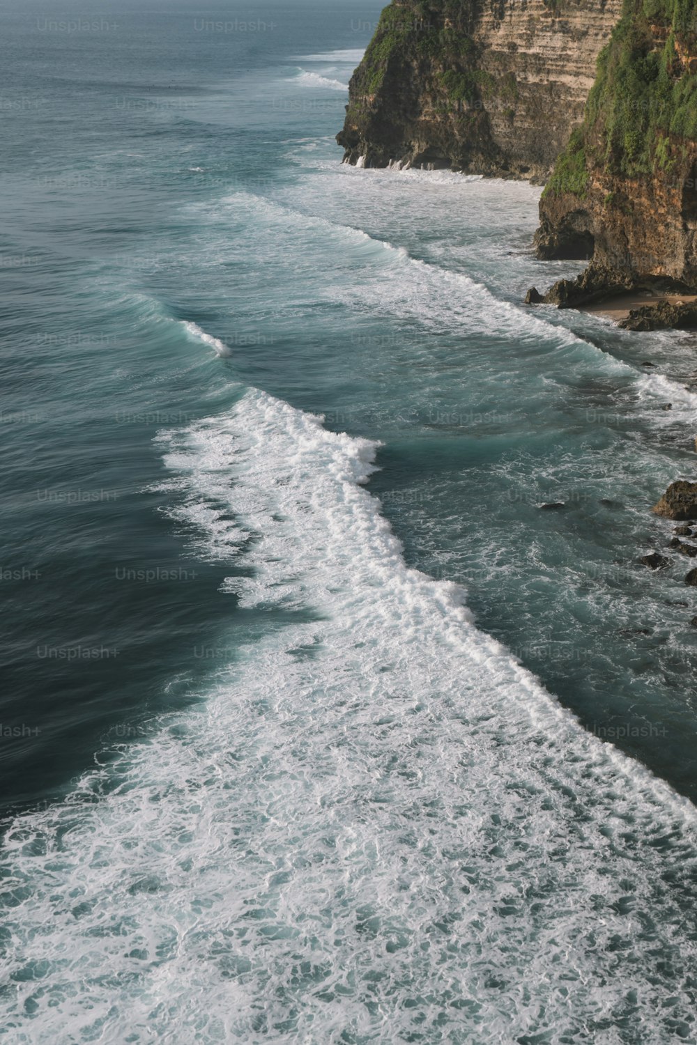 une vue d’un plan d’eau avec une falaise en arrière-plan