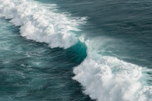 Una gran ola rompiendo sobre la parte superior del océano