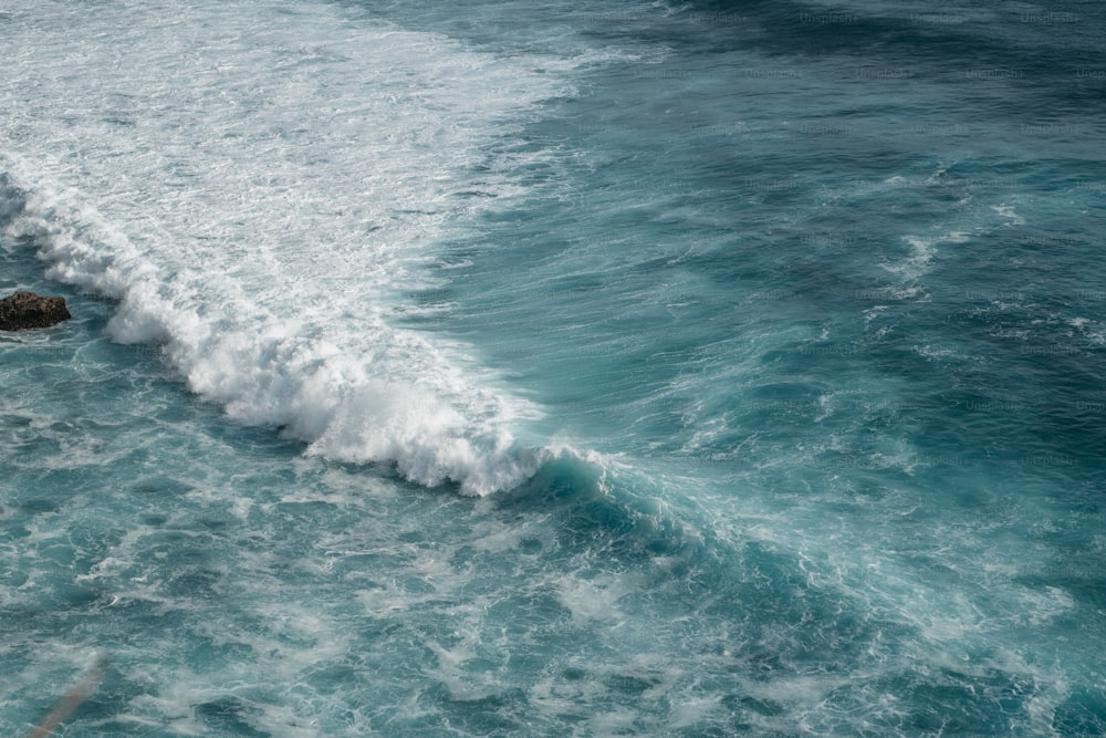 Una ola choca contra la orilla del océano