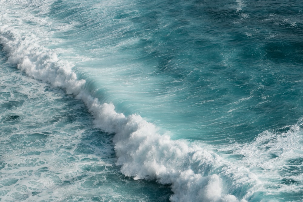 Un'onda si infrange sulla riva dell'oceano
