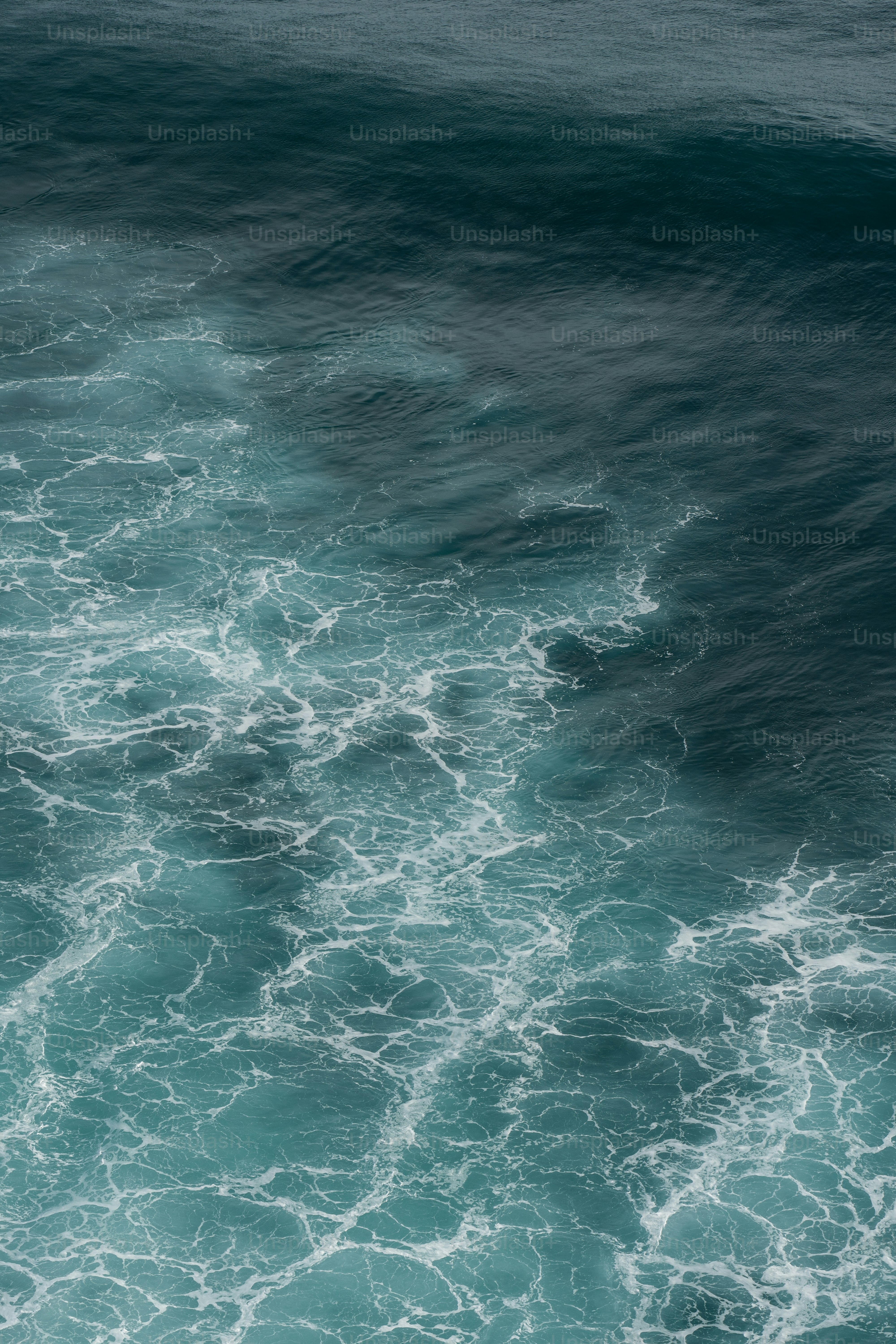 Un homme sur une planche de surf au sommet d’une vague dans l’océan
