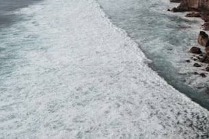 eine Person, die auf einem Surfbrett auf einer Welle reitet