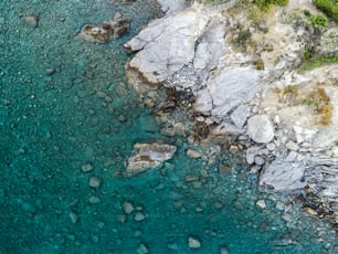 Eine Luftaufnahme eines von Felsen umgebenen Gewässers