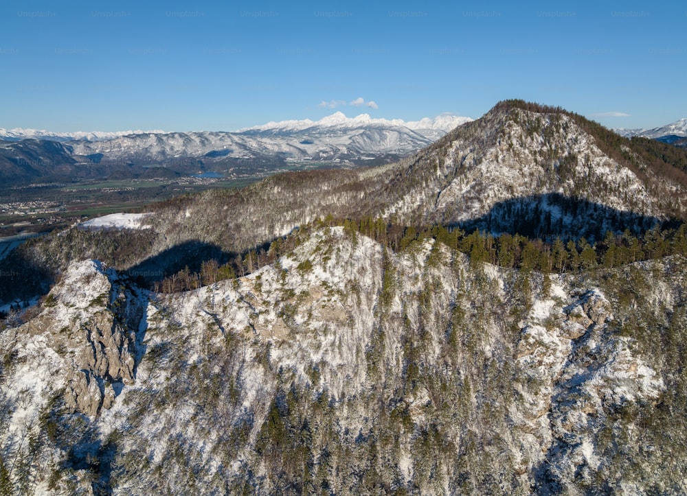 uma vista de uma cordilheira nevada a partir de uma vista panorâmica